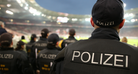 Polizeikr&auml;fte bei einem Einsatz im Fu&szlig;ballstadion.