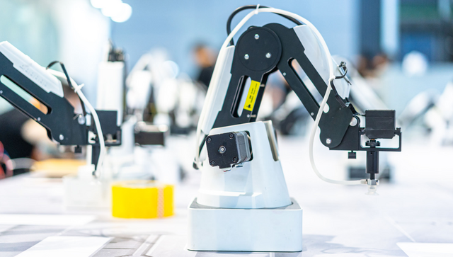 Roboterarm in einer Fabrik