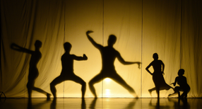 Menschliche Schatten bei einer Performance auf einer B&uuml;hne