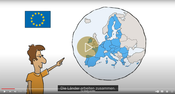 Screenshot Erklärvideo: Figur zeigt auf Erdkugel, auf der Europa farbig markiert ist. Daneben die Europaflagge.