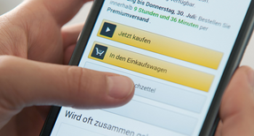 Eine Frau bedient die Smartphone-App eines Onlineh&auml;ndlers. (Foto: &copy; dpa)