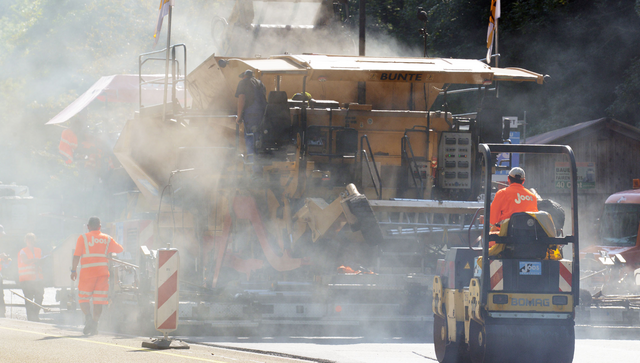 Stra&szlig;enbaustelle an der B31 im Schwarzwald (Bild: &copy; dpa).