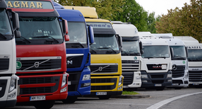 LKWs stehen auf einem Parkplatz.