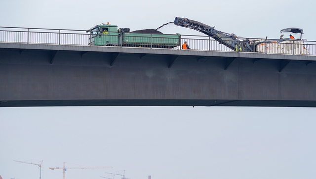 Ein Baufahrzeug hobelt auf der Salierbrücke in Speyer den Asphalt ab. Die Brücke ist eine wichtige Verkehrsverbindung zwischen Rheinland-Pfalz und Baden-Württemberg.