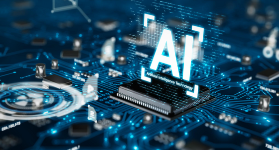 Symbolbild zur Künstlichen Intelligenz mit einem Prozessor und dem Schriftzug "AI Artificial Intelligence Technology"
