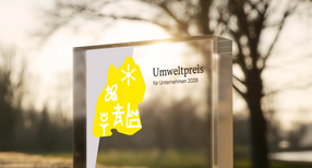 Umweltpreis f&uuml;r Unternehmen 2026: Preisgegenstand ohne die Aufschrift &bdquo;Die Preistr&auml;ger&ldquo;