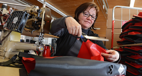 Mittelst&auml;ndischer Betrieb in Baden-W&uuml;rttemberg bei der Taschenherstellung aus alten PET-Flaschen (Symbolbild, &copy; dpa)